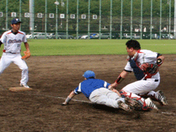 ３塁手前転倒アダッチ
