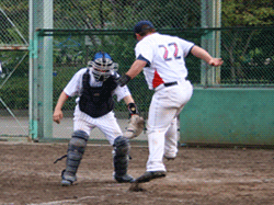 ホームで待ち構えるキャッチャーゲンキと困惑するランナー