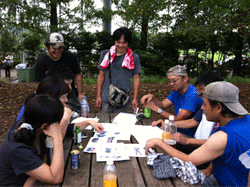 多摩川土手の（テーブル付き）ベンチでプレゼン