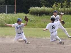 2塁で待ち構えるブンアニと滑り込むランナー