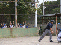 バックネット裏の野球少年達