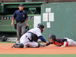 ホームクロスプレー,滑り込んだランナーと見つめあう