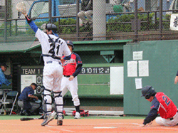 失点直後のホーム,野手に指示を出すキャッチャーゲンキ