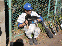 愛犬ペロォを抱くヒゲガミ監督