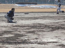 抜かるんだグラウンドと野手