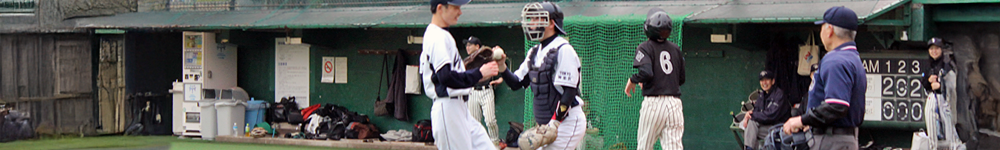 写真トップ　投手に歩み寄る捕手