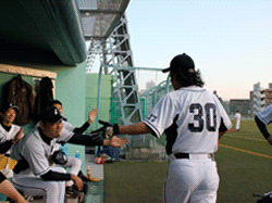 ベンチ前ヒゲガミ後姿