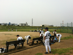 試合前のベンチ付近