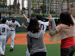 ユーゴホームイン迎えるメンバーとマネージャー