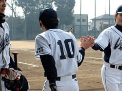 ベンチ前ハイタッチ