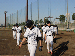 ベンチに戻るナイン