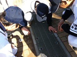 側溝を囲むライツメンバー