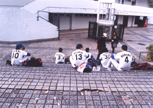 階段に座り込むナイン