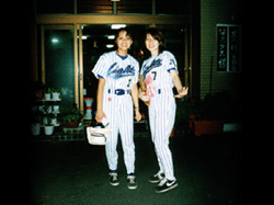 合宿先民宿の玄関前で二人